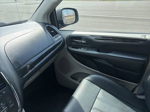 Used 2016 Chrysler Town & Country Touring image 12