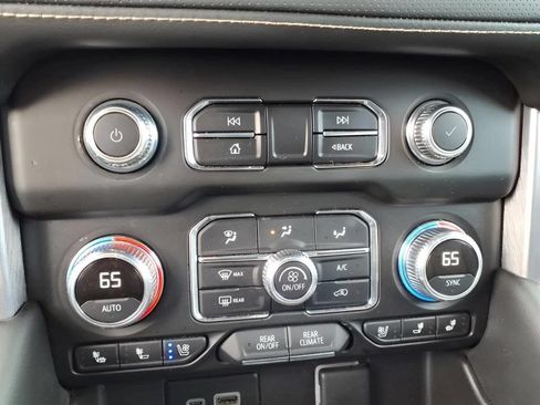 Used 2024 GMC Yukon SLT AWD/4WD image 12