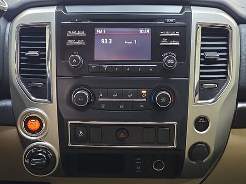 Used 2018 Nissan Titan SV image 19