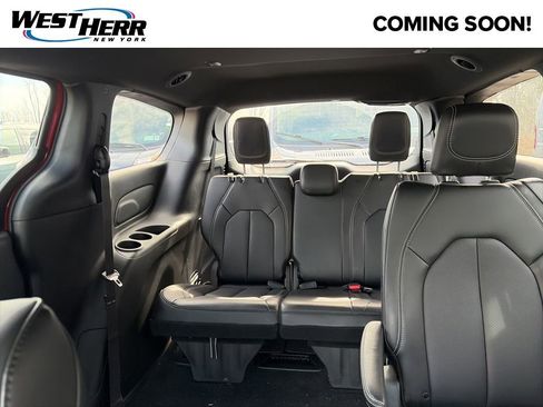 Used 2026 Chrysler Pacifica Select image 10