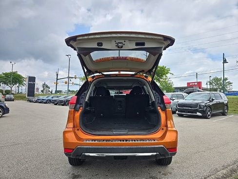 Used 2017 Nissan Rogue SV AWD/4WD image 5
