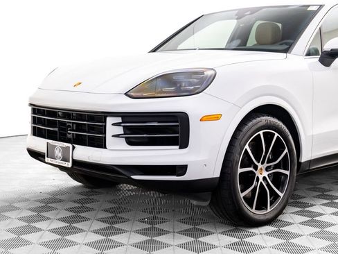 Used 2025 Porsche Cayenne image 40