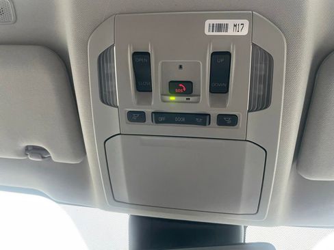 Used 2025 Toyota Highlander XLE AWD/4WD image 28