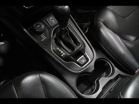 Used 2019 Jeep Cherokee Limited image 15