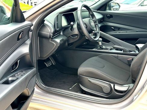 Used 2025 Hyundai Elantra Sport FWD image 13
