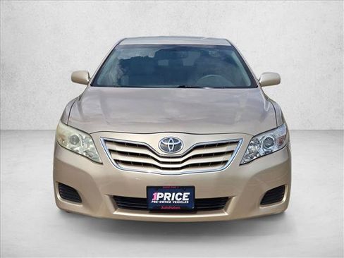 Used 2010 Toyota Camry LE FWD image 2