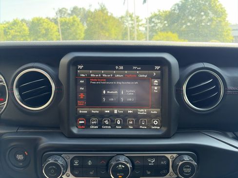 Used 2022 Jeep Wrangler Unlimited Rubicon w/ LED Lighting Group AWD/4WD image 23