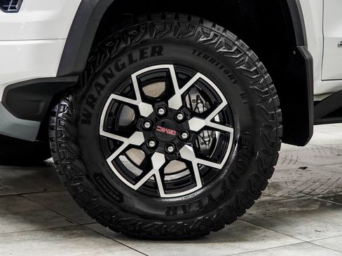 Used 2024 GMC Canyon AT4X image 3