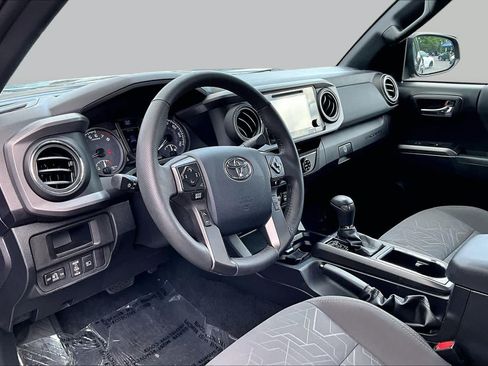Used 2018 Toyota Tacoma TRD Off-Road w/ Technology Package AWD/4WD image 17