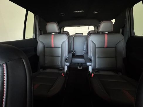 Used 2026 Chevrolet Traverse RS w/ LPO, Floor Liner Package FWD image 7