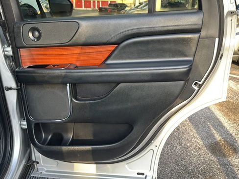 Used 2018 Lincoln Navigator Premiere AWD/4WD image 33