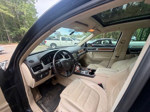 Used 2011 Volkswagen Touareg TDI AWD/4WD image 9