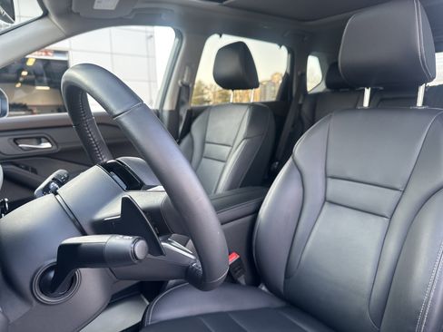 Used 2023 Nissan Rogue SL w/ SL Premium Package image 11