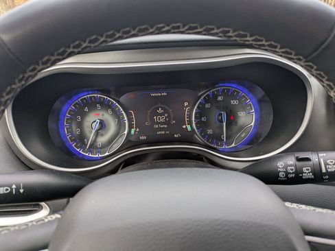 Used 2023 Chrysler Pacifica Touring-L image 17