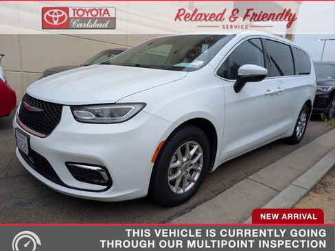Used 2023 Chrysler Pacifica Touring-L FWD image 1