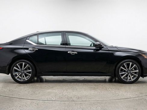 Used 2025 Nissan Altima 2.5 SV FWD image 11