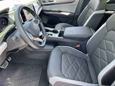 Certified 2025 Volkswagen Atlas Peak Edition SE AWD/4WD image 17