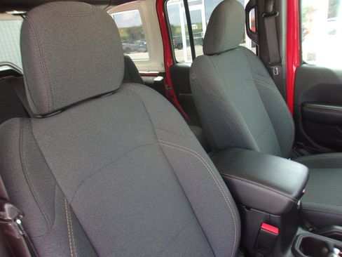 Used 2025 Jeep Wrangler Unlimited Sahara AWD/4WD image 18
