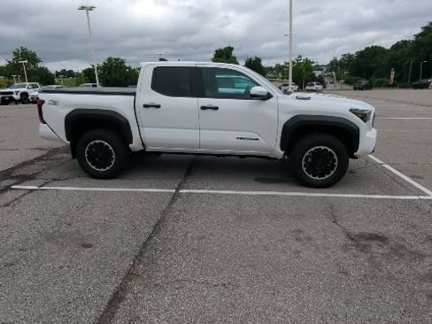 Used 2024 Toyota Tacoma TRD Off-Road w/ TRD Off Road Upgrade Package AWD/4WD image 9