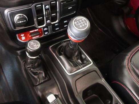 Used 2024 Jeep Gladiator Rubicon AWD/4WD image 9