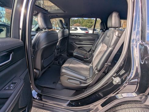 Used 2023 Jeep Grand Cherokee L Laredo image 11