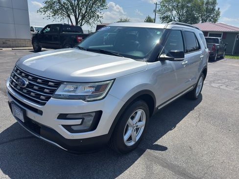 Used 2017 Ford Explorer XLT w/ Equipment Group 202A AWD/4WD image 7