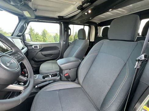 Used 2025 Jeep Gladiator Sport AWD/4WD image 17