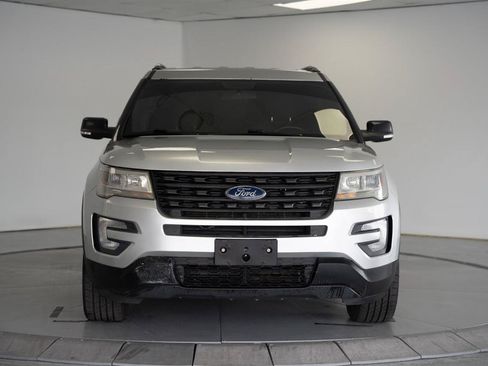 Used 2017 Ford Explorer XLT FWD image 2
