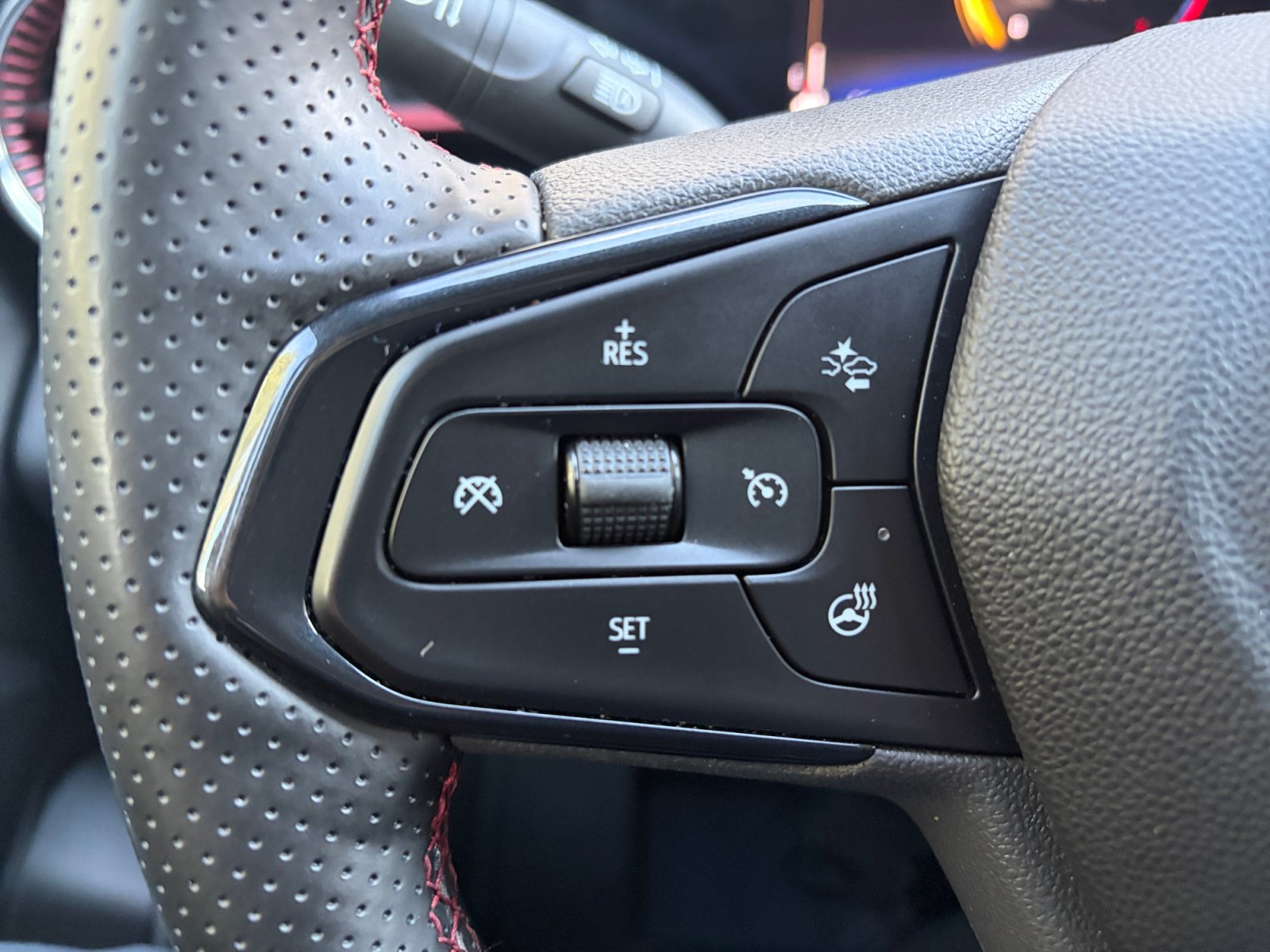 Used 2025 Chevrolet Trax RS w/ Sunroof Package FWD image 28