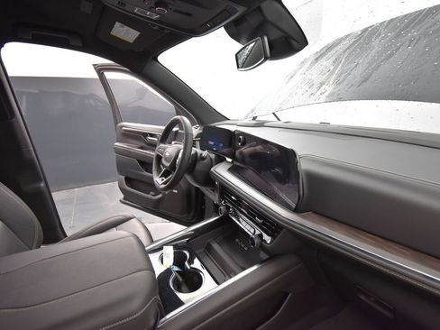 Used 2025 Chevrolet Suburban Premier image 18