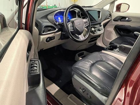 Used 2021 Chrysler Pacifica Touring-L image 21