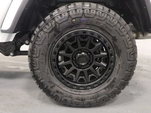 Used 2025 Jeep Gladiator Sport AWD/4WD image 15