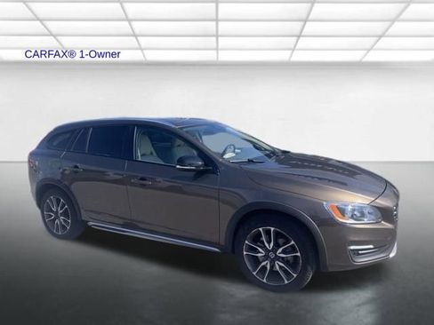 Used 2017 Volvo V60 T5 Cross Country image 1