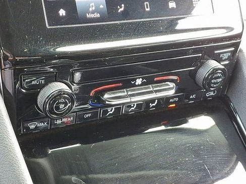 Used 2023 Jeep Grand Cherokee Laredo image 28