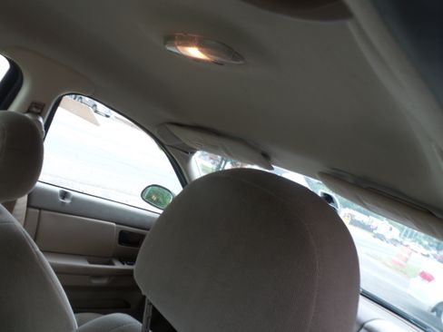 Used 2006 Ford Taurus SE FWD image 30