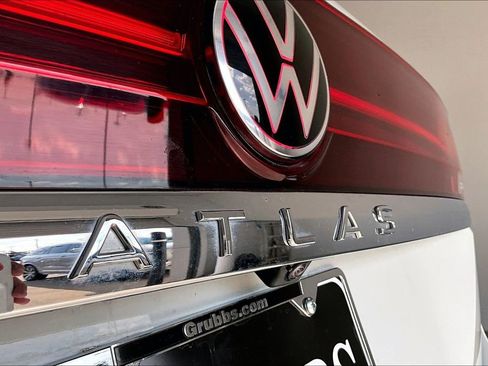 Used 2025 Volkswagen Atlas SE image 40