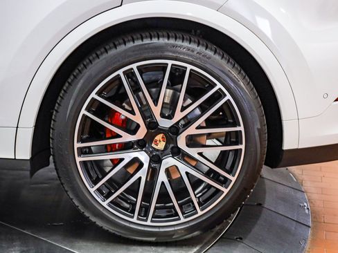 Used 2025 Porsche Cayenne S image 9