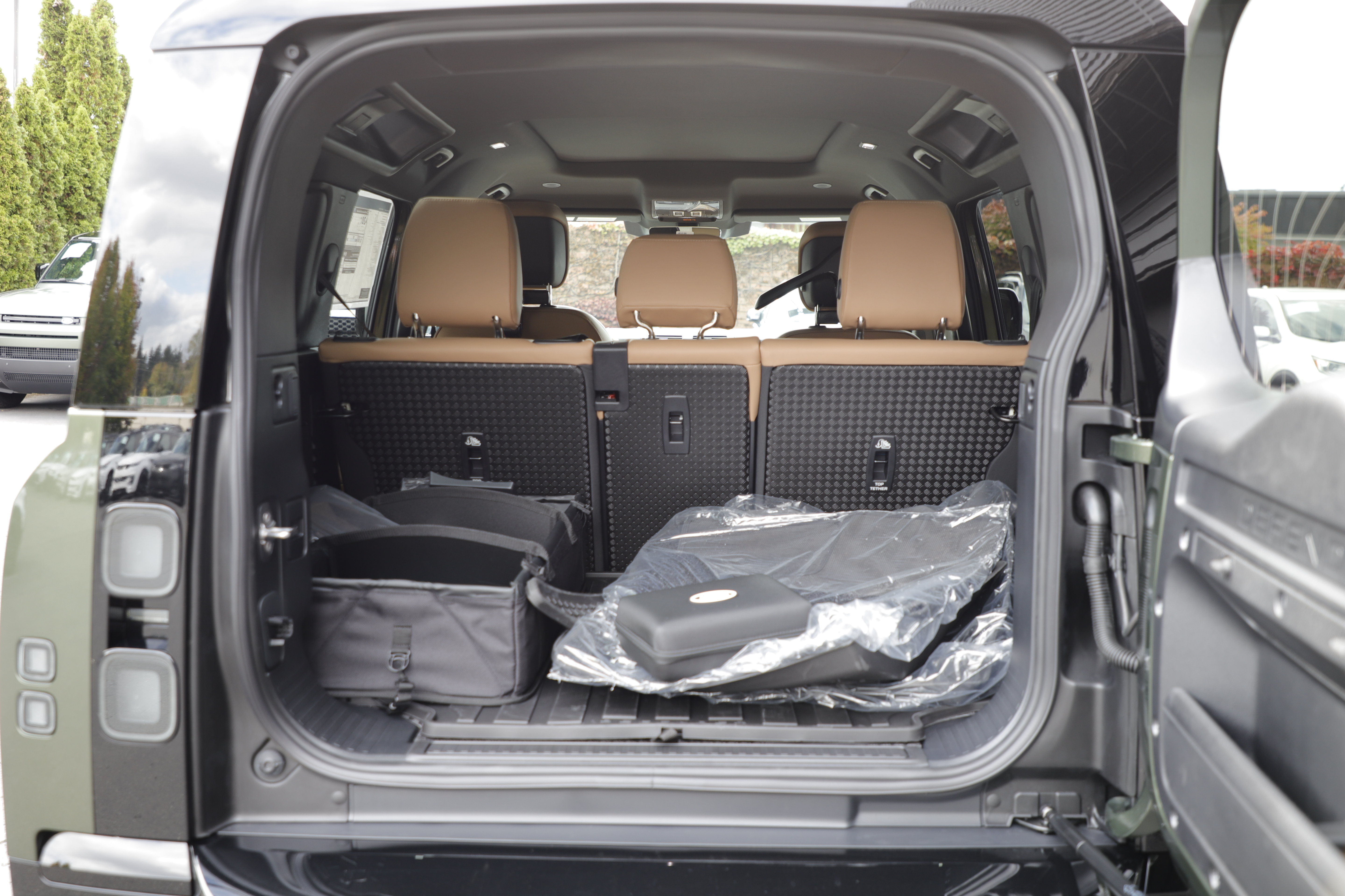 New 2026 Land Rover Defender 110 X-Dynamic SE AWD/4WD image 14