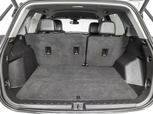 Used 2023 GMC Terrain SLT image 39