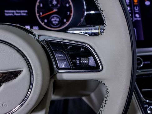 Used 2024 Bentley Flying Spur V8 image 41