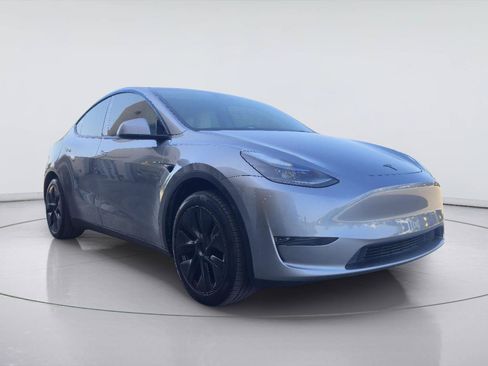 Used 2024 Tesla Model Y 2WD image 7