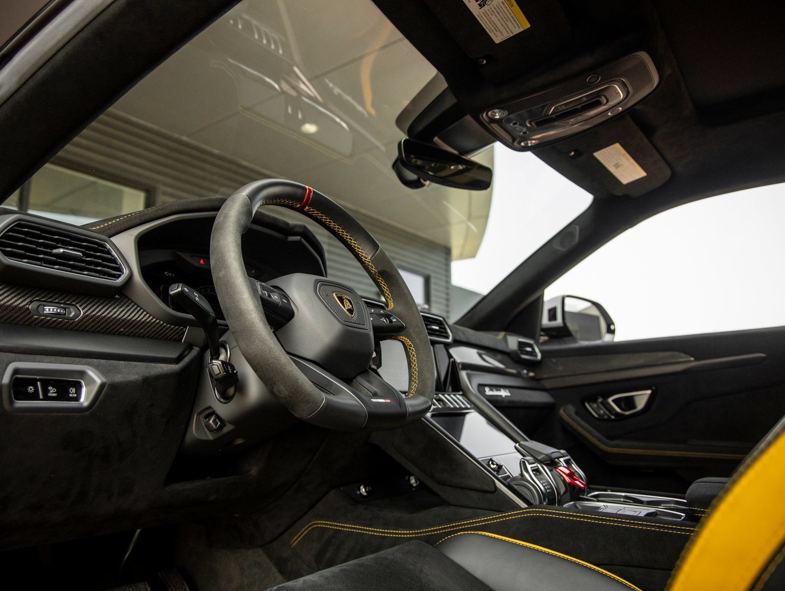 Used 2024 Lamborghini Urus Performante AWD/4WD image 31