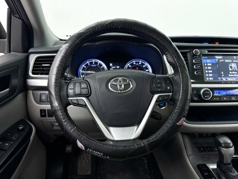 Used 2017 Toyota Highlander XLE w/ Carpet Mat Package AWD/4WD image 4