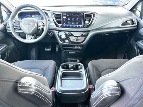 Used 2023 Chrysler Pacifica Touring FWD image 25