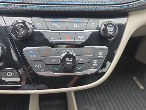 Used 2021 Chrysler Pacifica Touring-L FWD image 25