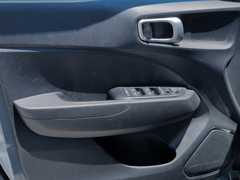 Used 2021 Hyundai Venue SE FWD image 13