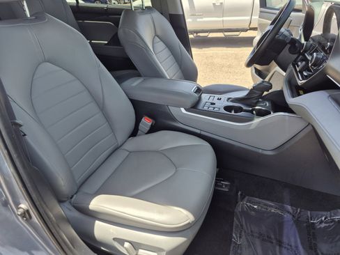 Used 2023 Toyota Highlander XLE AWD/4WD image 24