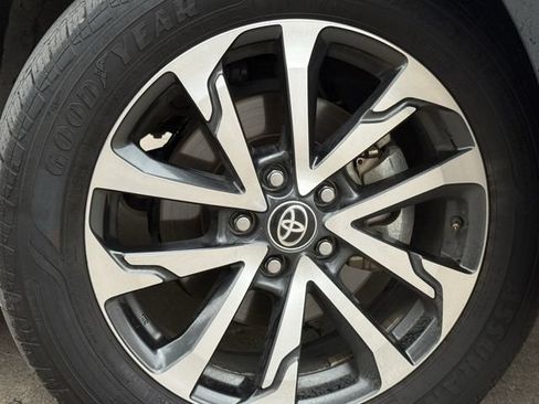 Used 2025 Toyota Corolla Cross XLE FWD image 10