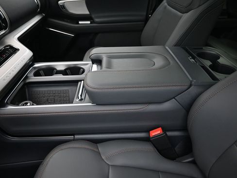 New 2025 Ford Expedition Active image 21