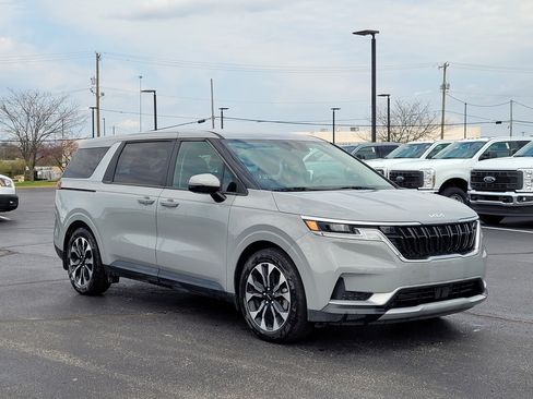 Used 2024 Kia Carnival EX image 1